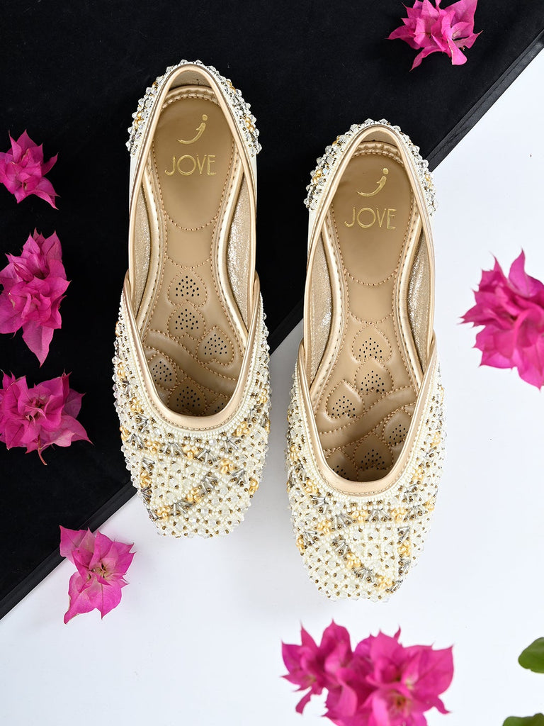 Top 5 Trendy Flat Shoes for Women in 2022